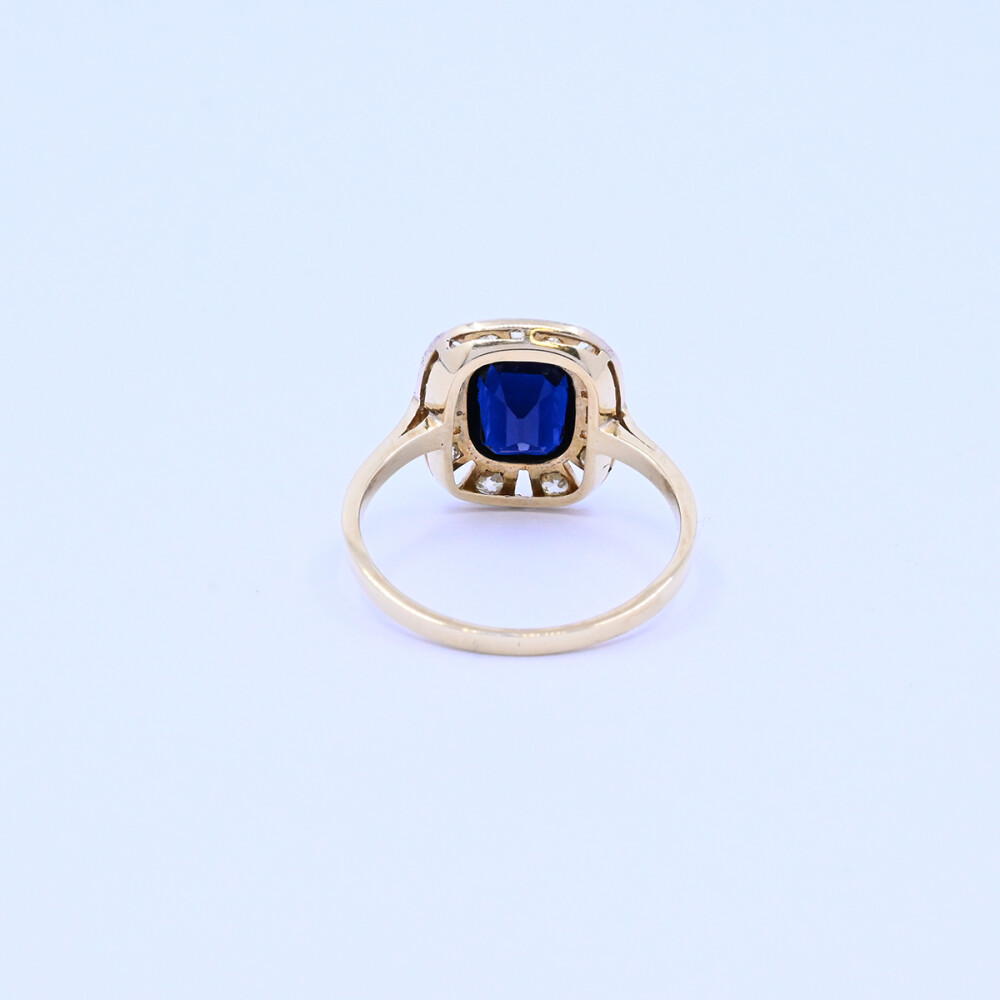 Anillo oro 18k antiguo con piedra de color y brillantes. Anillo oro 18k antiguo con piedra de color y brillantes.