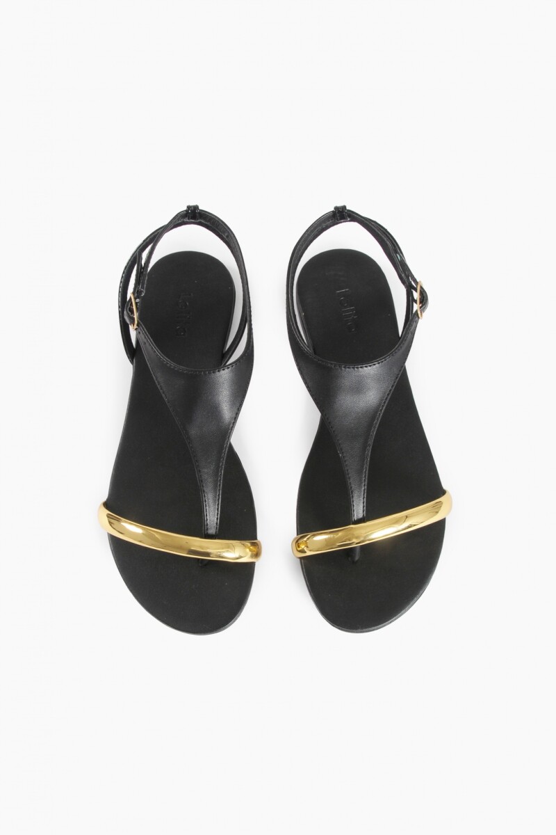 Sandalia plana con detalle metálico negro