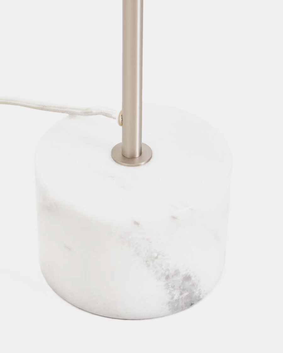 Lámpara de pie Lynor de acero cepillado con base de mármol blanco