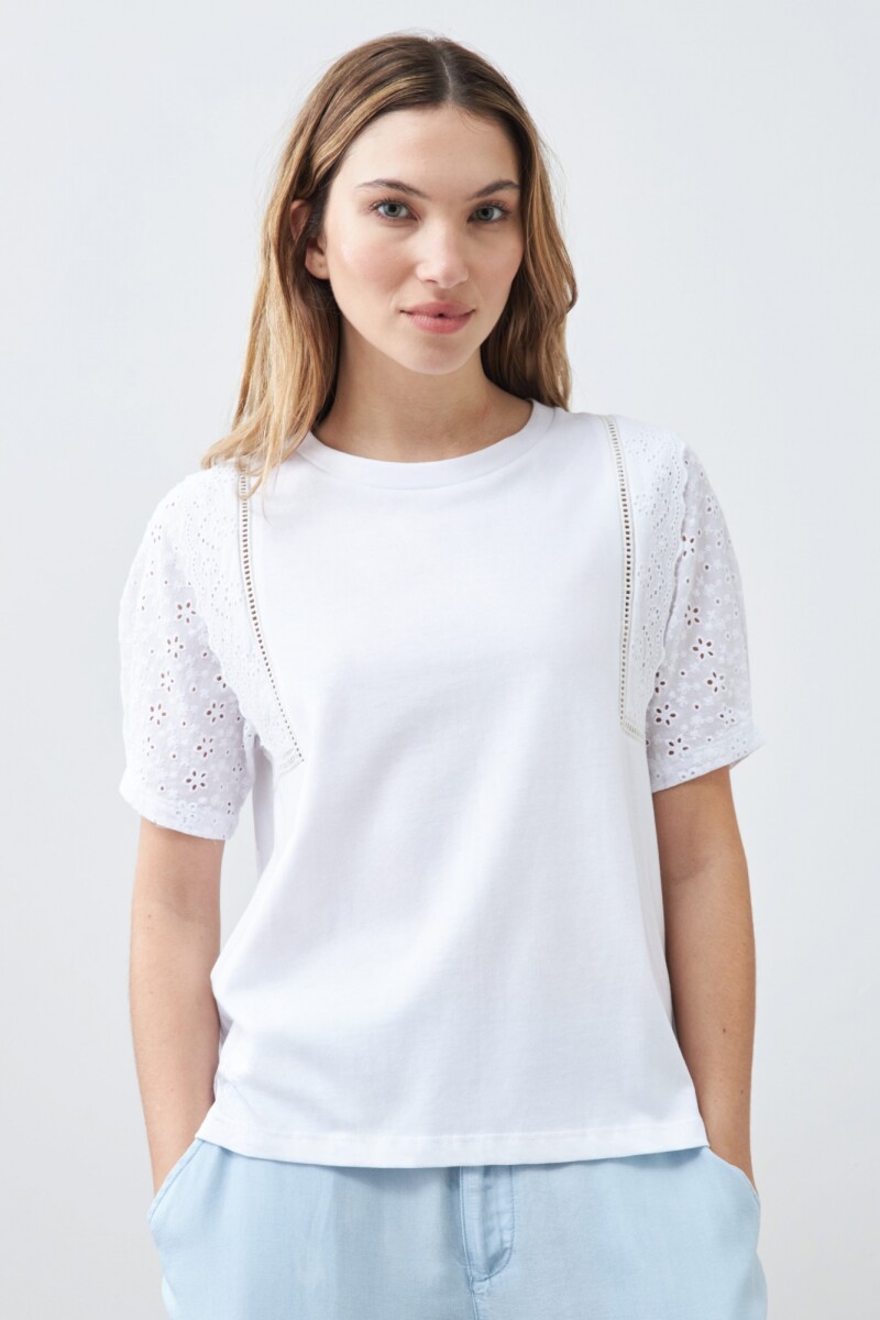 Remera con broderie blanco
