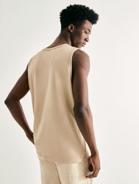 MUSCULOSA BÁSICA CON ESTAMPA BEIGE