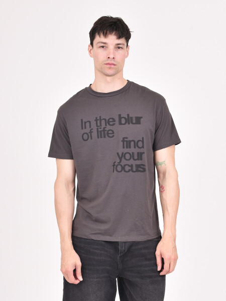 REMERA FOCUS GRIS OSCURO