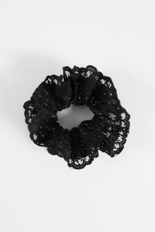 Gomita scrunchie broderie y lunares negro