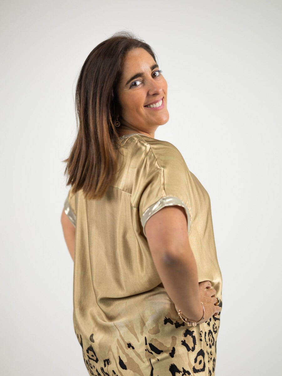 Blusa de satén con dorado dorado