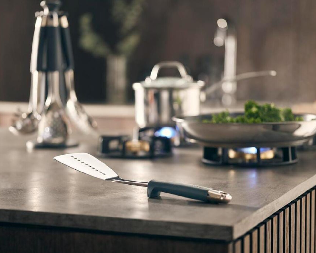 Utensilios de cocina con carrusel giratorio - set de 6 utensilios en acero inox. Utensilios de cocina con carrusel giratorio - set de 6 utensilios en acero inox.