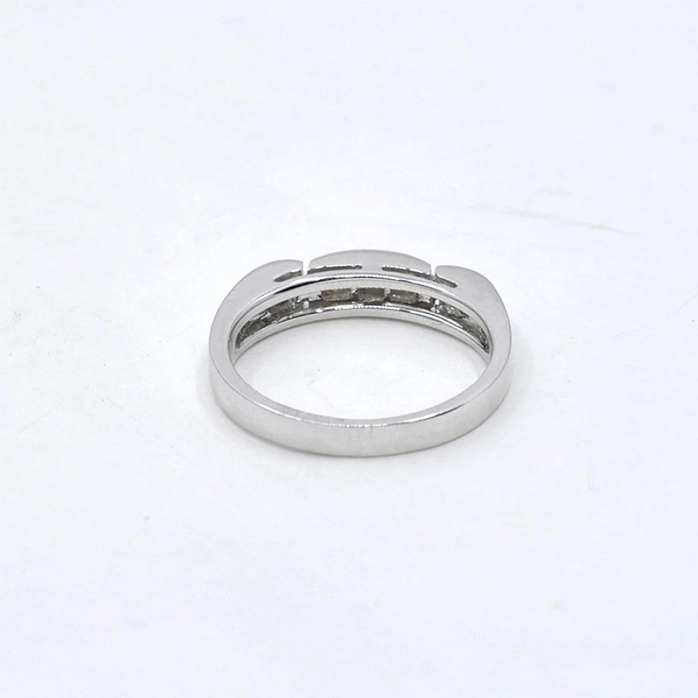 Anillo En Oro 18K Blanco Con Brillantes Anillo En Oro 18K Blanco Con Brillantes