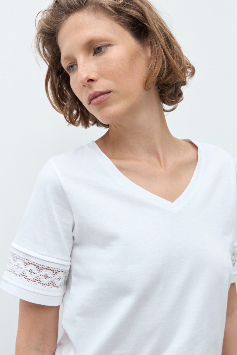 Remera con puntilla blanco