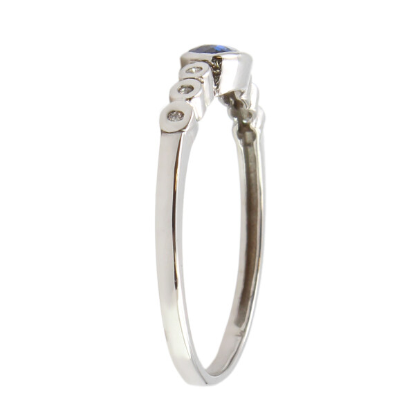 Anillo de oro blanco 18k con brillantes y zafiro azul oval central Anillo de oro blanco 18k con brillantes y zafiro azul oval central
