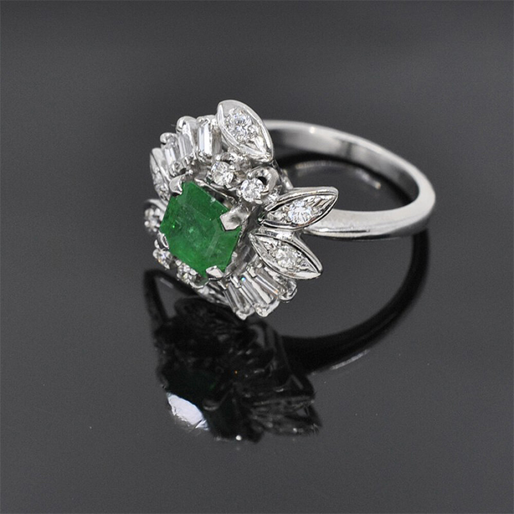 Anillo En Oro Blanco, Brillantes Y Esmeralda Anillo En Oro Blanco, Brillantes Y Esmeralda