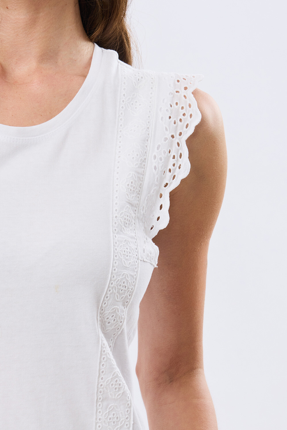 REMERA DE ALGODÓN CON BRODERIE Blanco