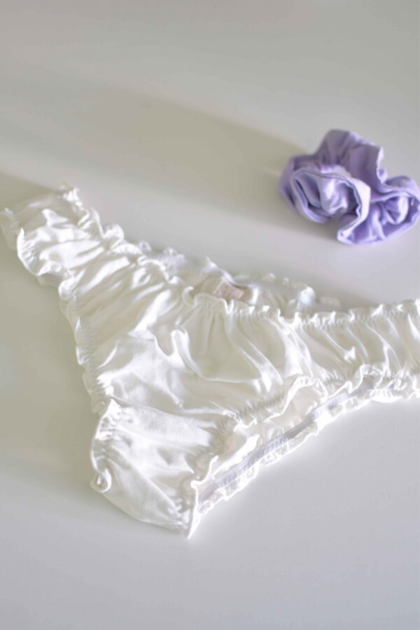 Vedetina Cata – Algodón suave con frunces, sexy y divertida Crema
