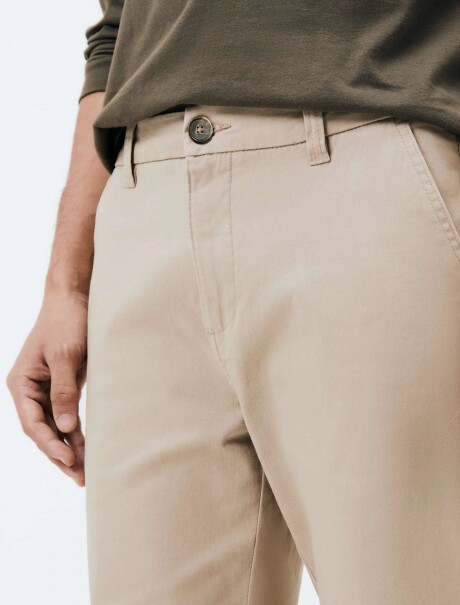 PANTALÓN MODELO CHINO SLIM BEIGE