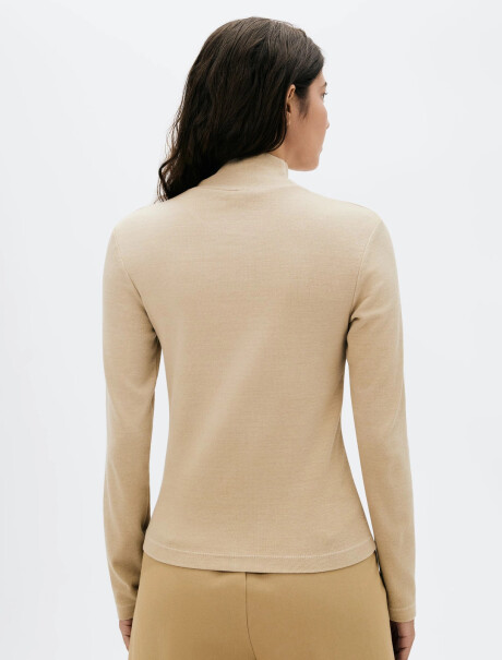 POLERA BÁSICA CON ELASTANO BEIGE