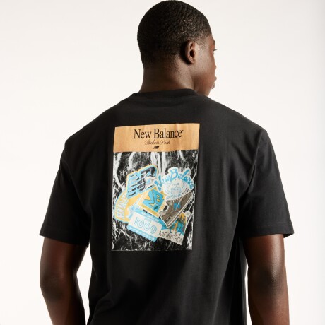 Remera New Balance de Hombre - Sticker Pack - MT62E2FFBK BLACK