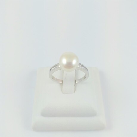 Anillo de plata 925 con baño de oro gris, perla de río y circonias. Anillo de plata 925 con baño de oro gris, perla de río y circonias.