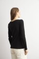 Remera escote bote negro