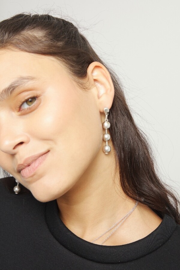 PENDIENTES LARGOS DE BOLAS DE ALEACIÓN DE METALES BAÑADOS EN PLATA DE LEY Pendiente