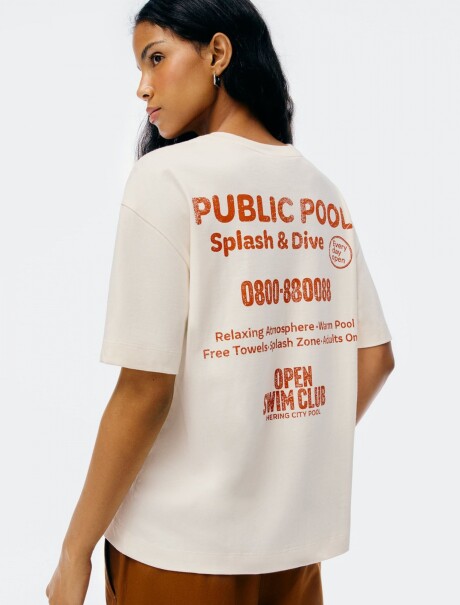 CAMISETA CON ESTAMPA MODELO OVERSIZE BEIGE