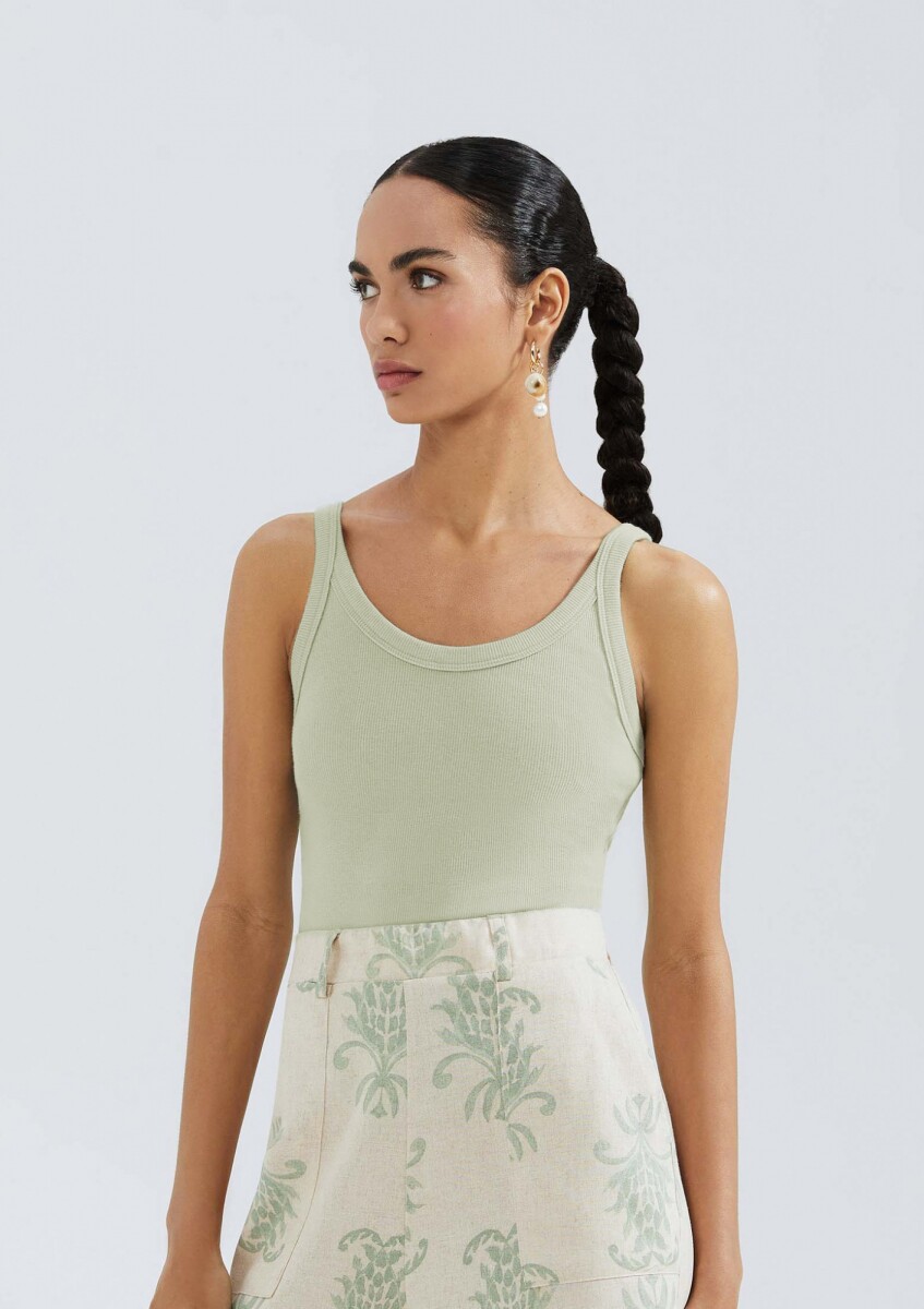 MUSCULOSA BÁSICA ACANALADA - VERDE 