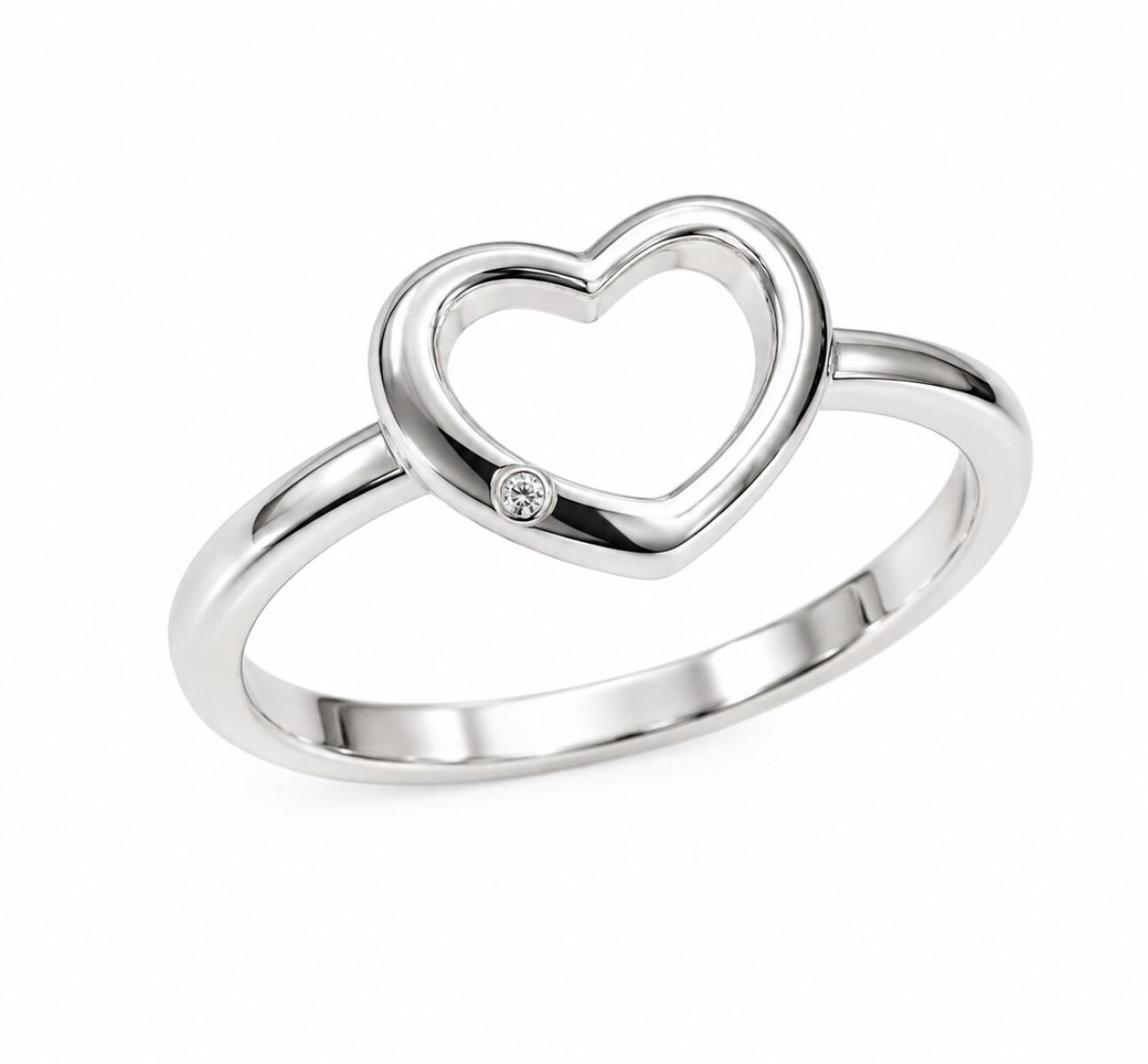 Anillo con corazón calado al centro 