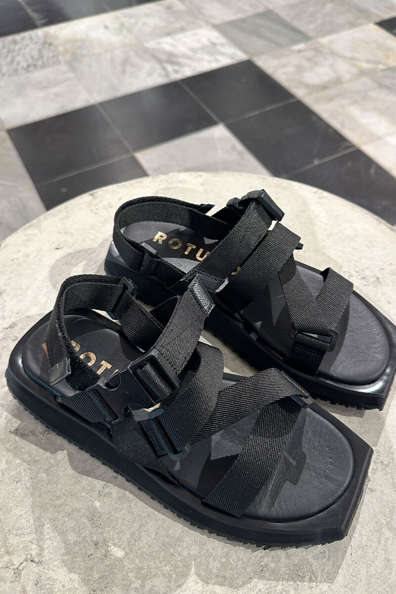 Broch Black