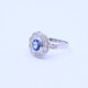 Anillo platino con brillantes y zafiro central. Anillo platino con brillantes y zafiro central.