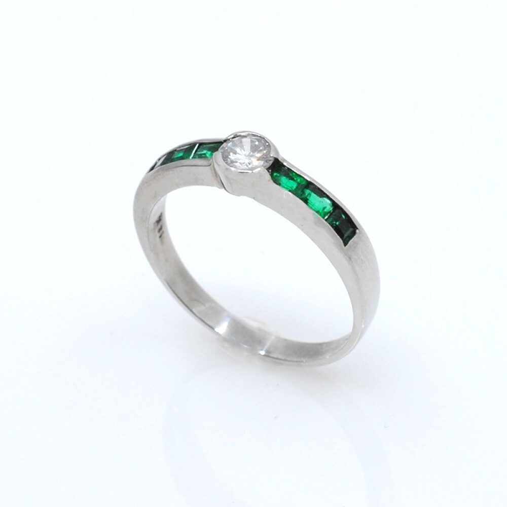 Anillo oro 18k blanco brillante y esmeraldas Anillo oro 18k blanco brillante y esmeraldas