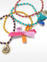 Set De Pulseras Elásticas Multicolor Con Charms multicolor