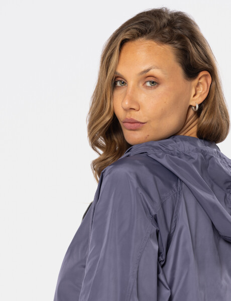 CAMPERA DE NYLON CON CAPUCHA Violeta