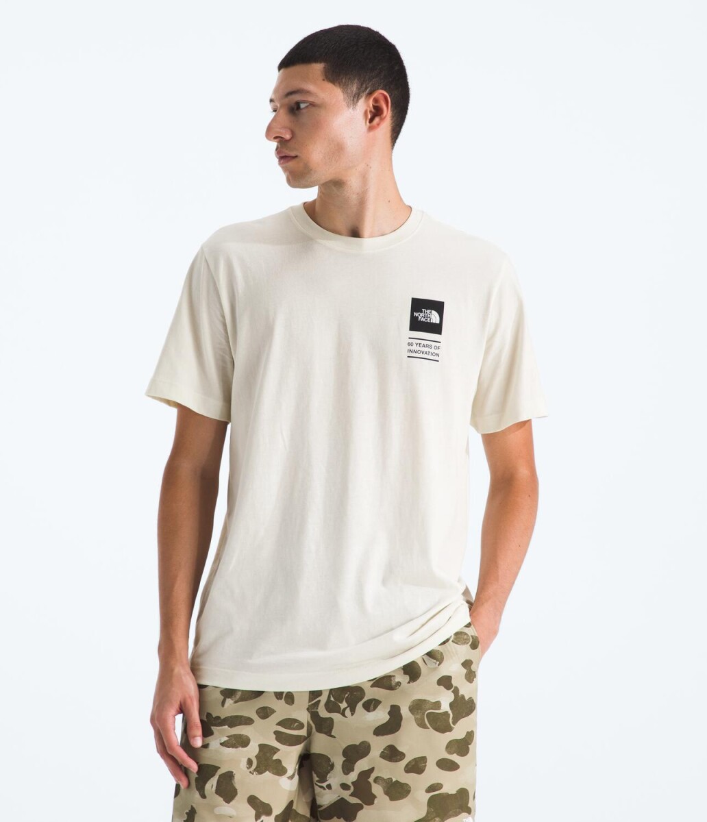 Remera de manga corta regular Mountain Mirage - White Dune 