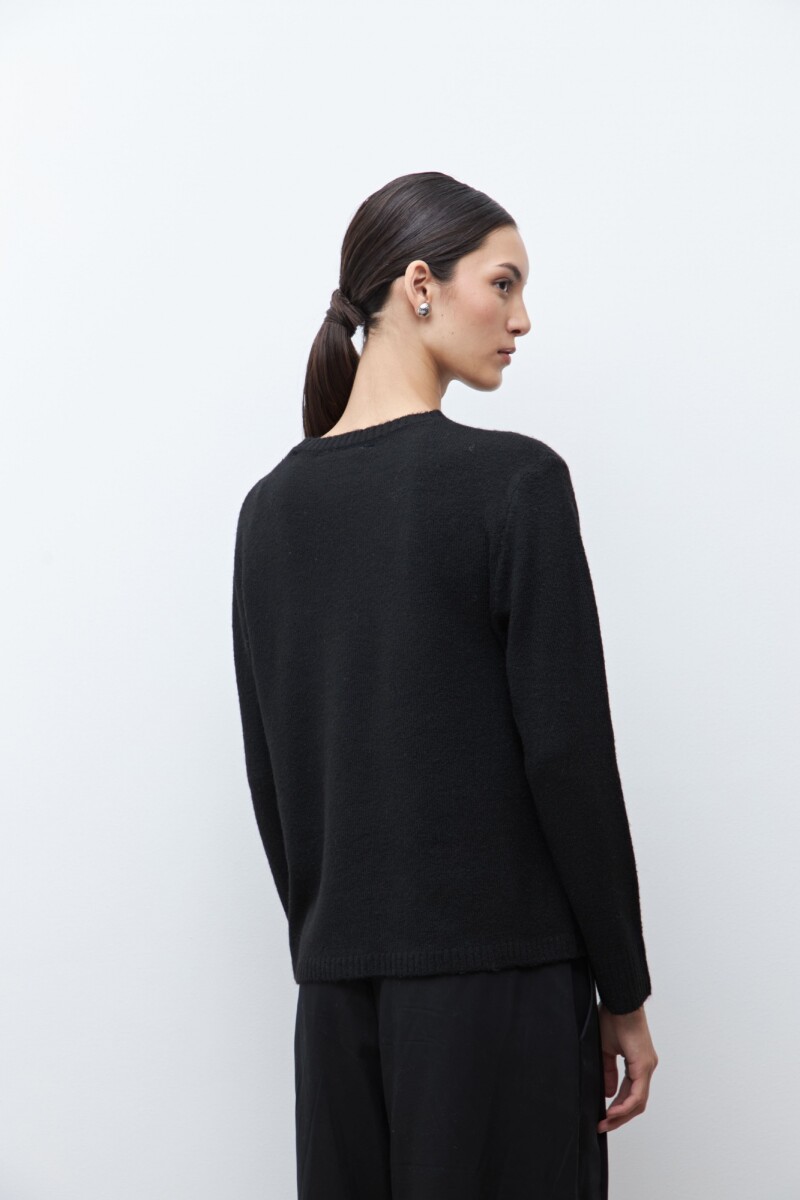 Sweater con bordado negro