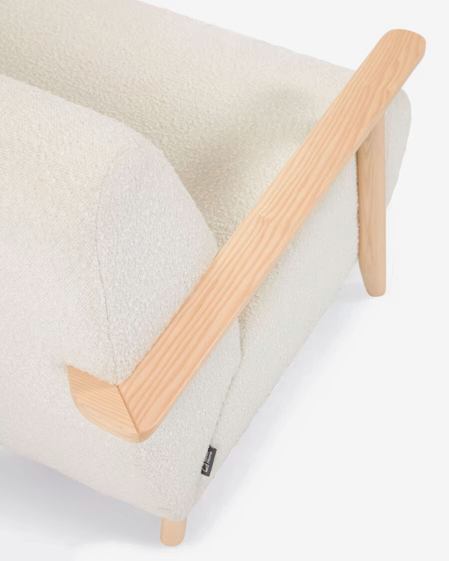 Butaca Meghan de borreguito blanco y patas de madera maciza de fresno con acabado natural