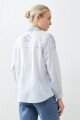 Camisa con estrellas aplicadas celeste