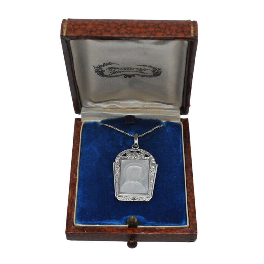 Medalla antigua en oro blanco 18k con imagen de la virgen en nácar y diamantes Medalla antigua en oro blanco 18k con imagen de la virgen en nácar y diamantes