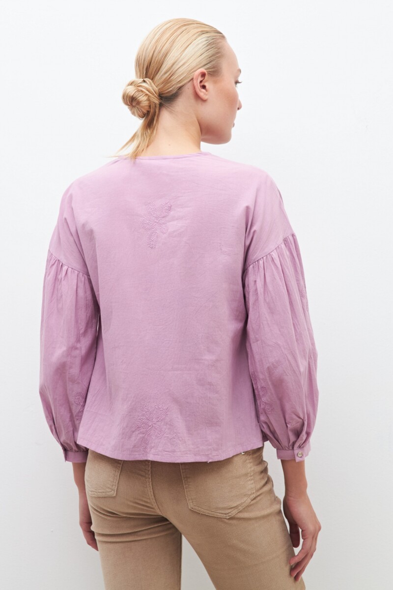 Blusa romántica con bordados lavanda