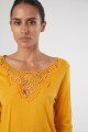 Remera con aplique ocre