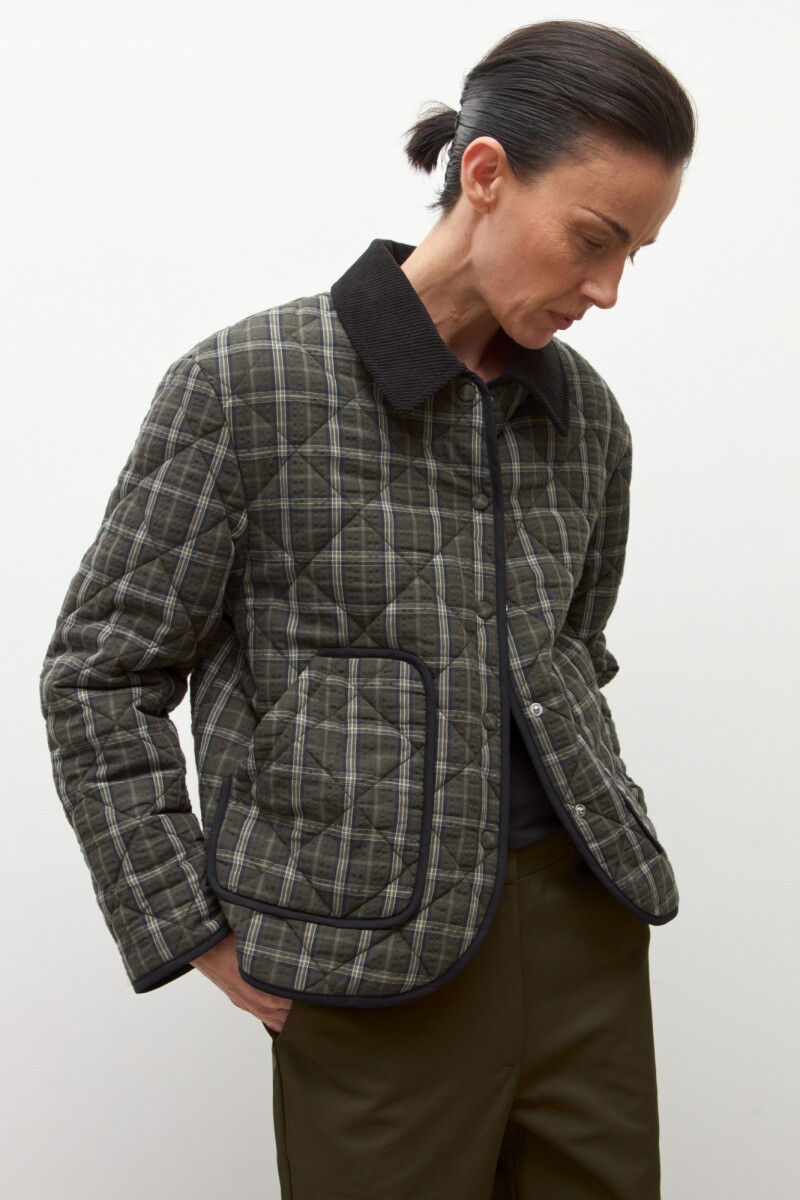 Campera larga capitoneada cuello pana verde oliva