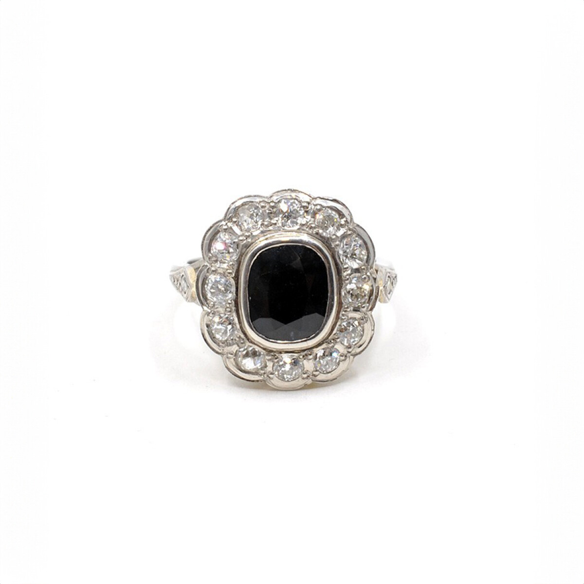 Anillo En Platino Con Brillantes Y Zafiro Central. 
