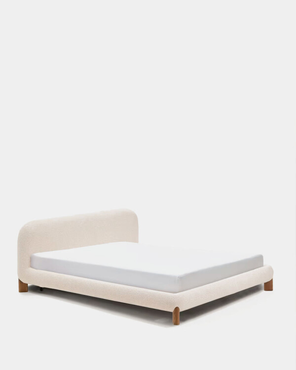 Cama desenfundable Odina bouclé crudo y patas de madera maciza de fresno acabado tono nogal para colchón de 180 x 200 cm