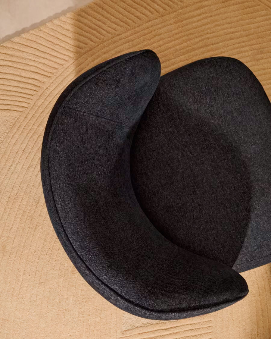 Butaca Ulit de chenilla gris azulado y patas de madera maciza haya acabado natural