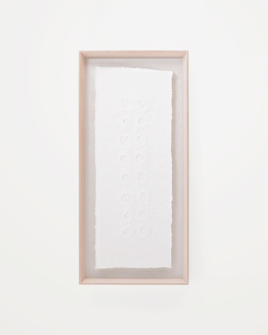 Cuadro abstracto Olvin de papel reciclado blanco con relieves hechos a mano 44 x 94 cm