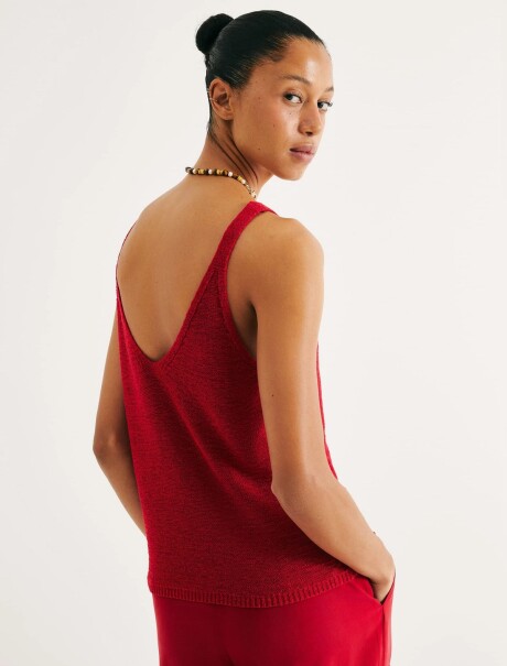 MUSCULOSA TEJIDA CON ESCOTE V ROJO