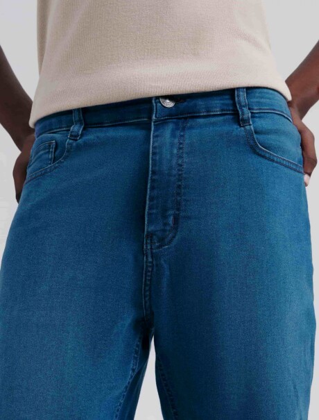 BERMUDA DE JEAN MODELO REGULAR AZUL