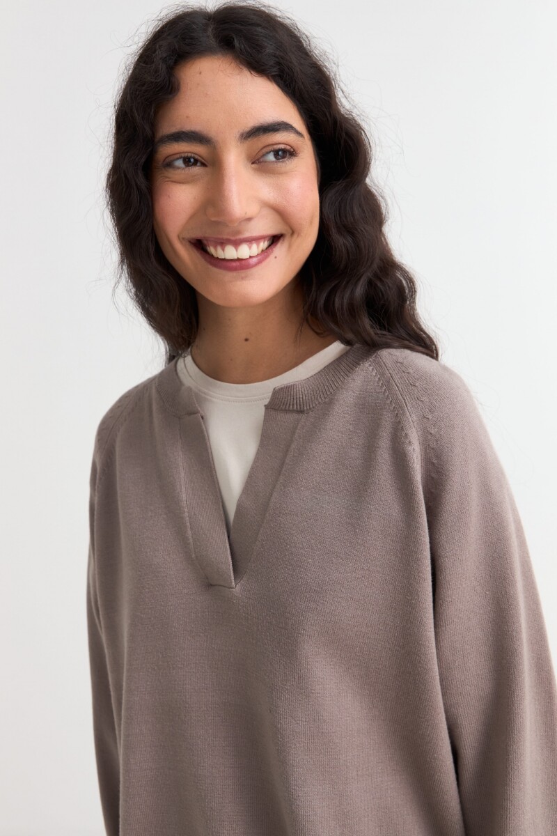 Sweater con cuello abierto y tajos laterales CHOCOLATE
