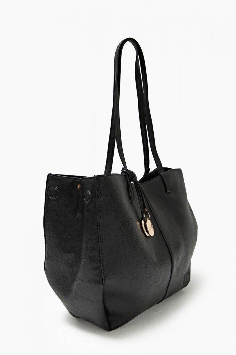 Cartera tote con dijes metálicos negro