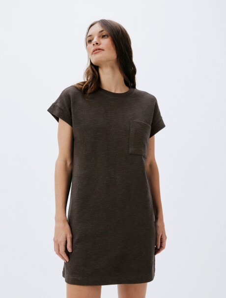 VESTIDO BÁSICO FEMENINO MANGA CORTA CON BOLSILLO MARRÓN