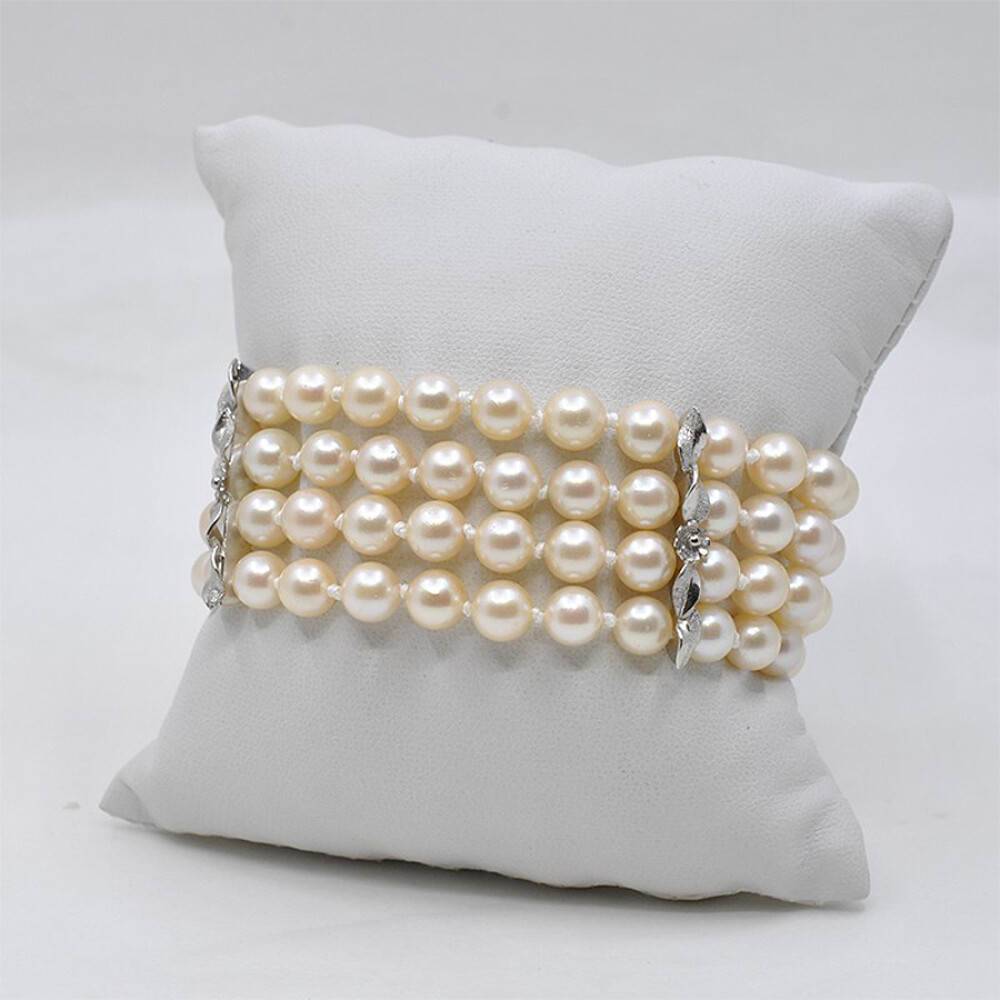 Pulsera Perlas De Cultivo Con Broche En Oro Blanco, Brillantes Y Esmeraldas Pulsera Perlas De Cultivo Con Broche En Oro Blanco, Brillantes Y Esmeraldas
