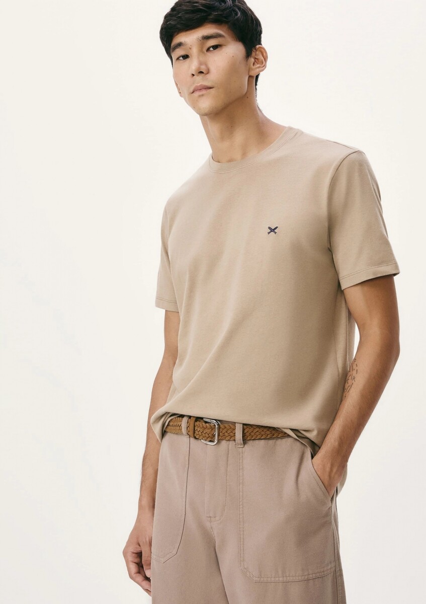 CAMISETA BÁSICA WORLD CON BORDADO - BEIGE 