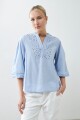 Blusa romántica bordada celeste