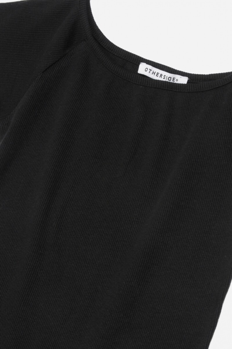 Remera off shoulder mangas cortas NEGRO